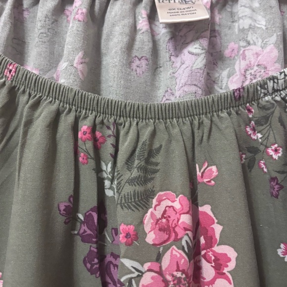 Woman’s green flower print peasant top blouse from Terra Sky - Picture 9 of 14